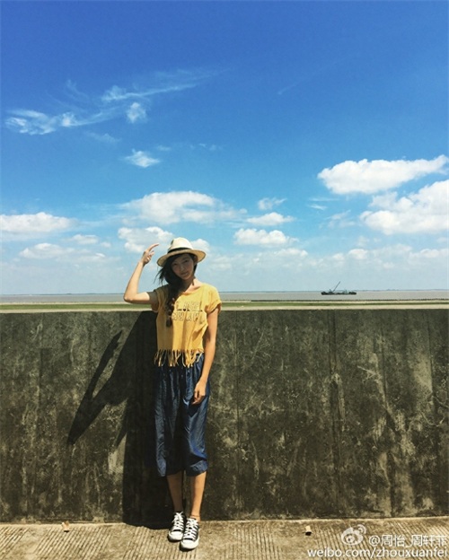 周怡，钱枫的绯闻女友，汪涵的干女儿，穿衣搭配起来果然不简单