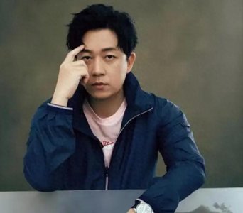 ​潘粤明和小10岁女友尹姝贻同框，眼神里爱意藏不住，网友：祝福