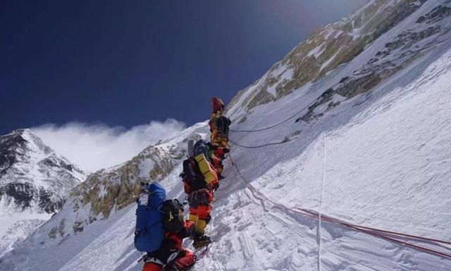 珠穆朗玛峰是哪个国家的，珠穆朗玛峰位于我国与哪个国家的交界处？图11