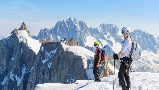 珠穆朗玛峰是哪个国家的，珠穆朗玛峰位于我国与哪个国家的交界处？图9
