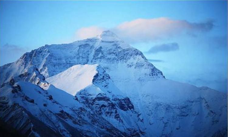 珠穆朗玛峰位于我国与哪个国家的交界处
