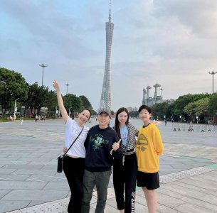 ​甄子丹带娇妻出游！站600米高空走钢索，老婆戴鸽子蛋钻戒太贵气