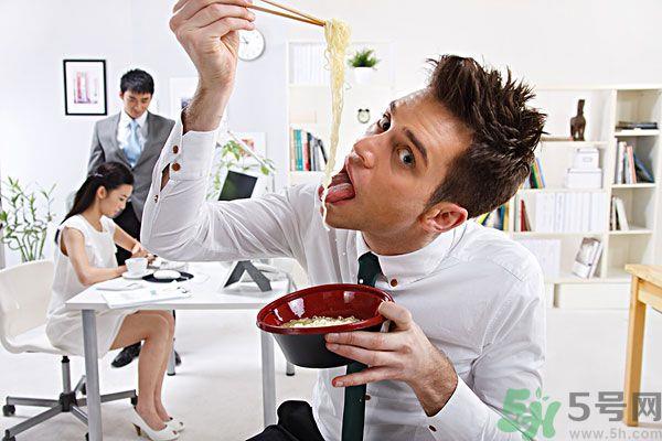 满汉宴方便面煮着吃泡着吃哪个好? 满汉宴方便面煮着吃泡着吃哪个好?