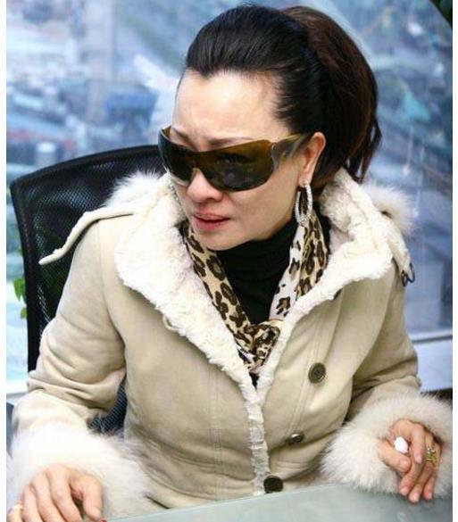 都曾是华语乐坛天后，一人因肺癌早逝，一人被扒光衣服毒打！