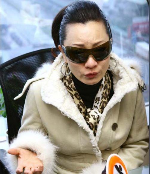 都曾是华语乐坛天后，一人因肺癌早逝，一人被扒光衣服毒打！