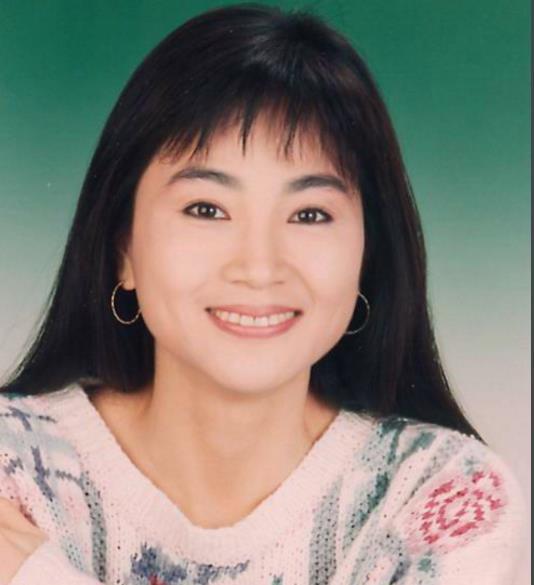 都曾是华语乐坛天后，一人因肺癌早逝，一人被扒光衣服毒打！