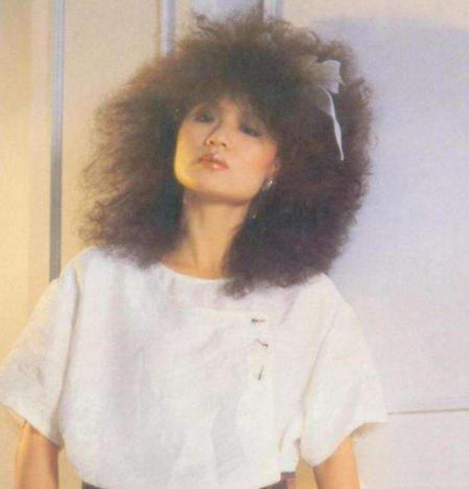 都曾是华语乐坛天后，一人因肺癌早逝，一人被扒光衣服毒打！