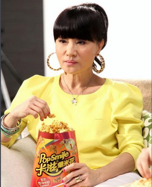 都曾是华语乐坛天后，一人因肺癌早逝，一人被扒光衣服毒打！