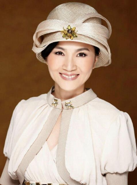 都曾是华语乐坛天后，一人因肺癌早逝，一人被扒光衣服毒打！