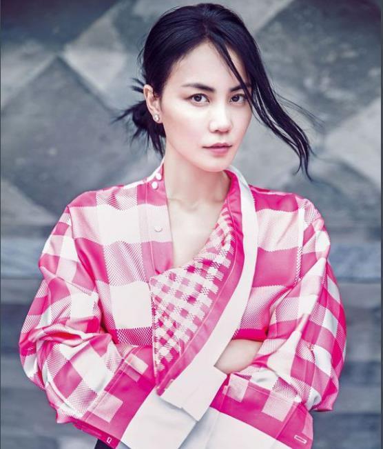 都曾是华语乐坛天后，一人因肺癌早逝，一人被扒光衣服毒打！