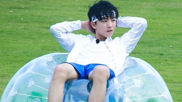 王俊凯演唱会上流泪，TFboys成立四年宣布各自单飞