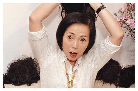 “石榴姐”苑琼丹，“骗”了观众27年后，终于“露馅”了