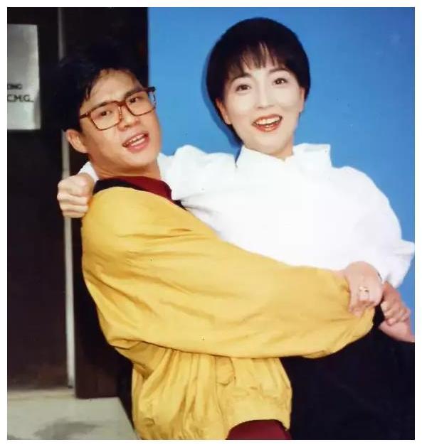 “石榴姐”苑琼丹，“骗”了观众27年后，终于“露馅”了