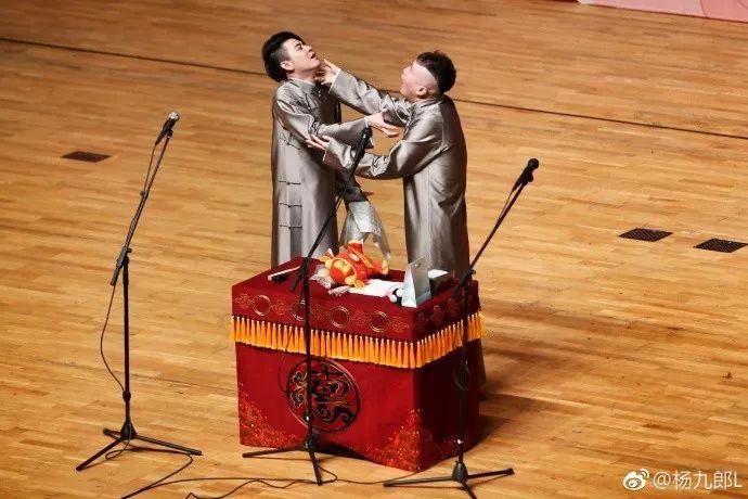 曾被郭德纲叫“人渣”和扇耳光，带一身钢板演出：一个说相声的凭什么这么红？