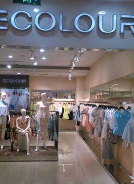 三彩服装（三彩服装专卖店地址）