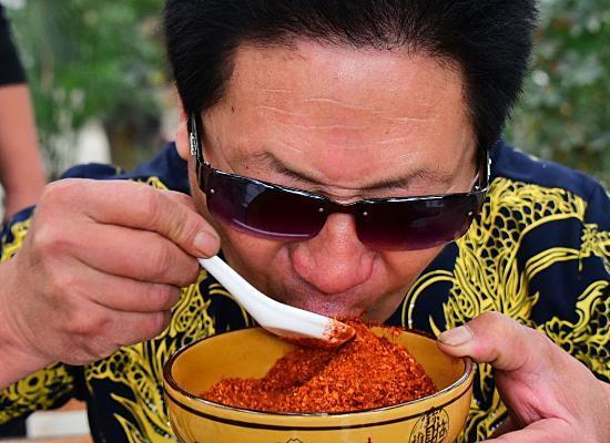 中国辣王李永志,曾当众吃下一袋辣椒面,现在的他还以吃辣为生?