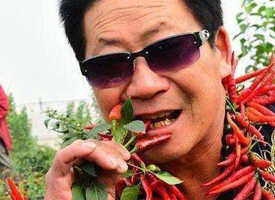 中国辣王李永志,曾当众吃下一袋辣椒面,现在的他还以吃辣为生?