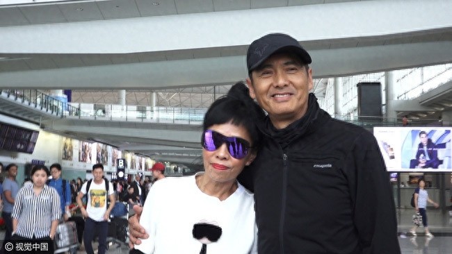 61岁周润发的57岁妻子陈荟莲近照