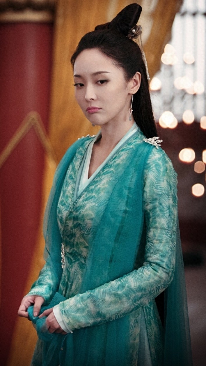 李曼：谋女郎出道，17岁一夜成名，如今却成了一个跑龙套的