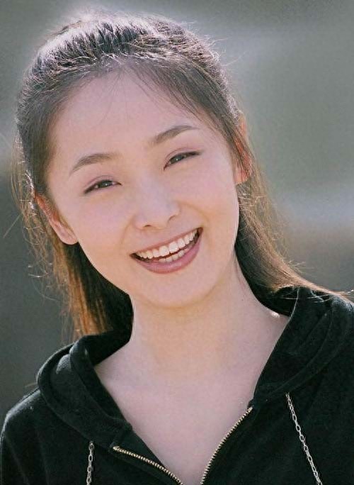 李曼：谋女郎出道，17岁一夜成名，如今却成了一个跑龙套的