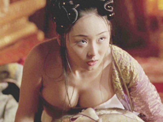 李曼：谋女郎出道，17岁一夜成名，如今却成了一个跑龙套的