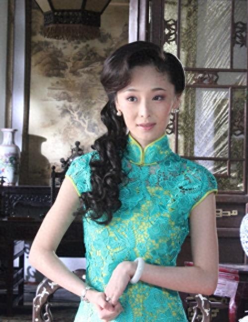 李曼：谋女郎出道，17岁一夜成名，如今却成了一个跑龙套的