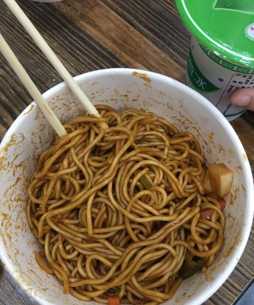 热干面里放芝麻酱好还是放花生酱好一些呢