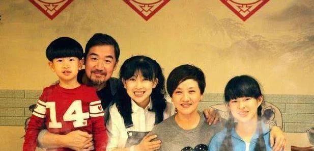 63岁张国立“老来得子”，一家五口合照流出