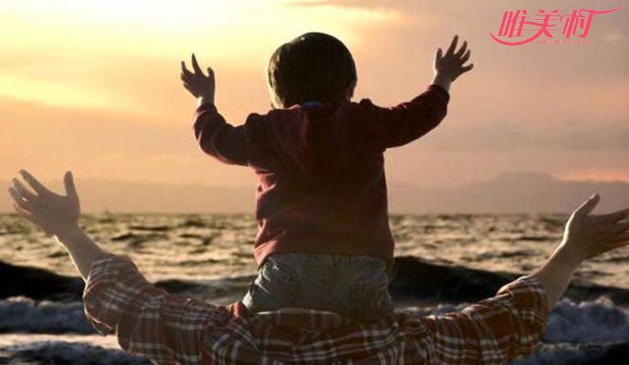 暴雨中为孩子挡雨