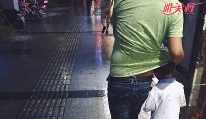 暴雨中为孩子挡雨