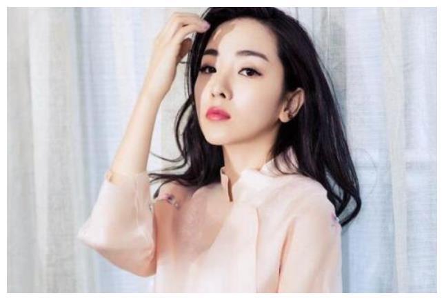 央视著名主持人李思思，竟嫁65岁老公，婚后生活如何