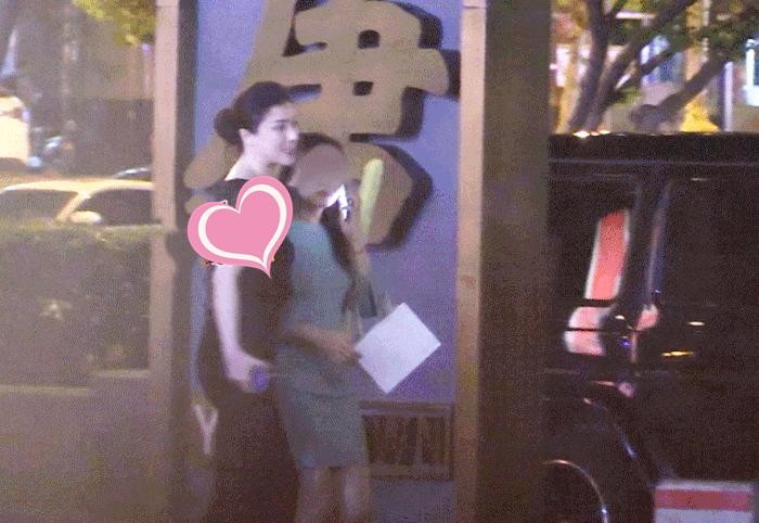 刘翔前妻深夜K歌买醉（刘翔前妻独坐街头落寞不堪）