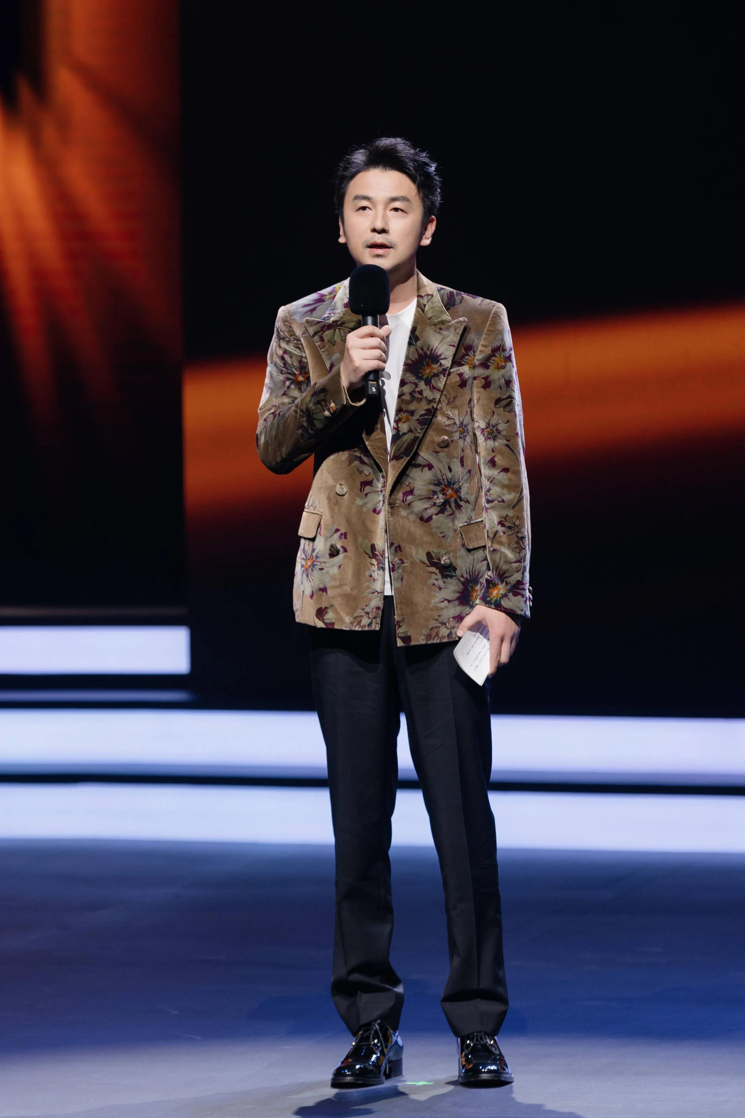 演员雷佳音，老婆是吵架吵来的，和岳母处得像姐弟