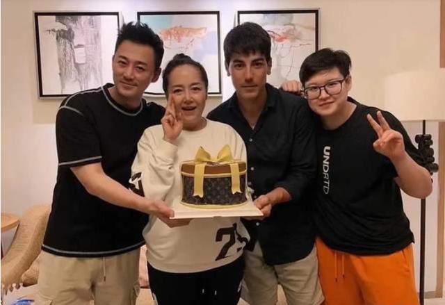 马伊琍个人资料（手上金链子抢镜）