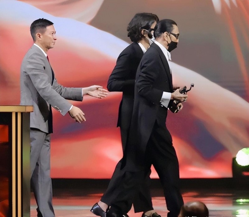 谢霆锋家出什么事了（谢霆锋85岁父亲疑中风）