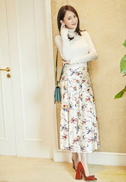 陈乔恩一身长裙超甜美 却被脚上的“蝎子”纹身抢镜