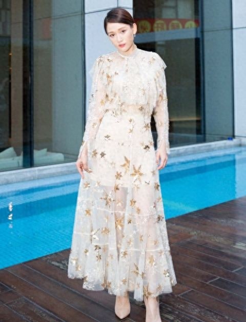 陈乔恩一身长裙超甜美 却被脚上的“蝎子”纹身抢镜