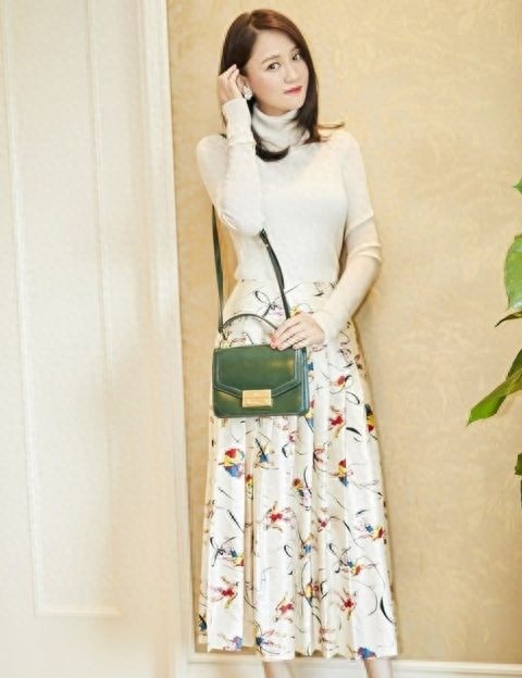 陈乔恩一身长裙超甜美 却被脚上的“蝎子”纹身抢镜